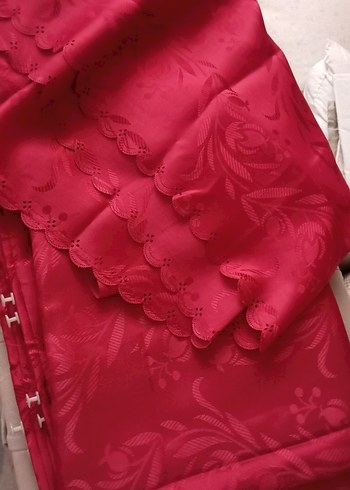 İşlemeli bordo güneşlik veya fon olarak kullanılan perde. - Görsel 3