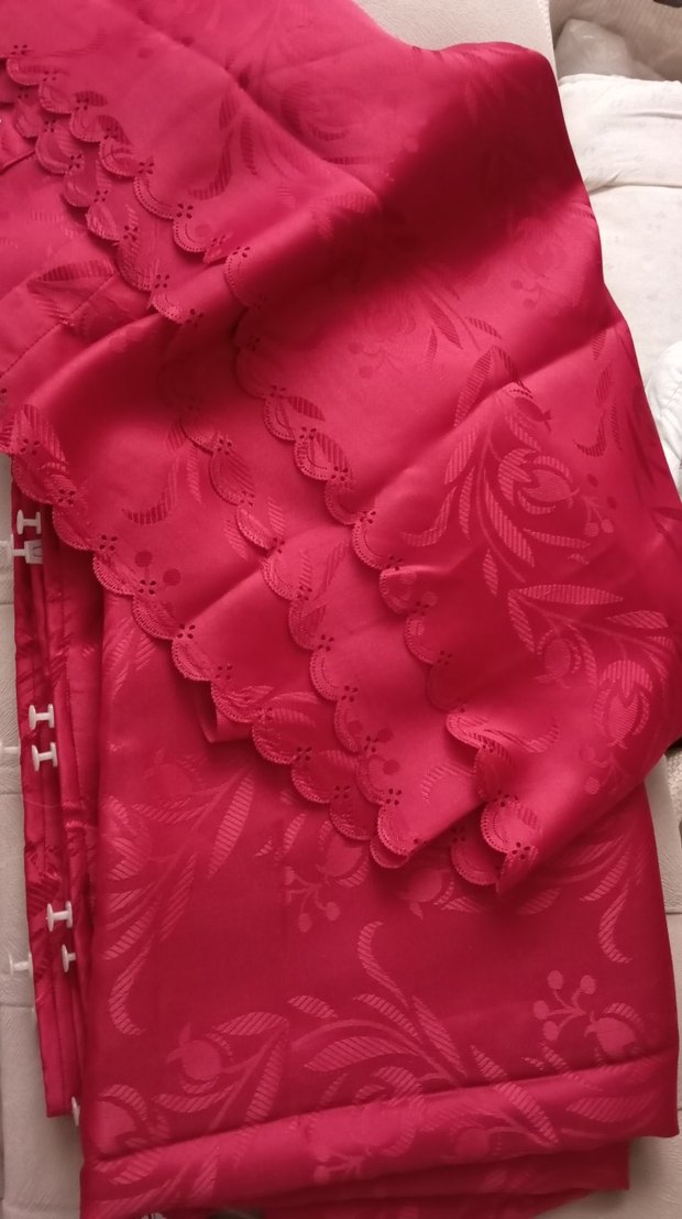 İşlemeli bordo güneşlik veya fon olarak kullanılan perde. - Görsel 2