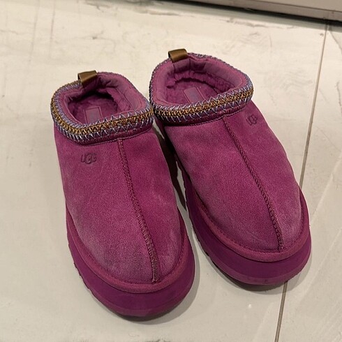 Pembe ugg terlik