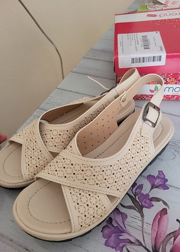 Bej Dolgu Topuklu Kadın Sandalet