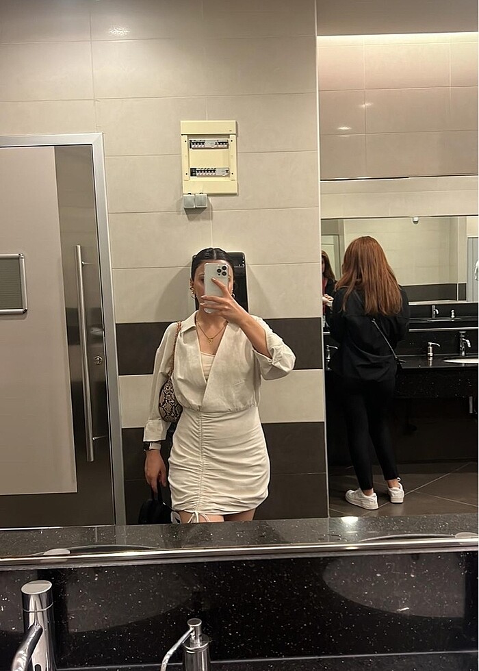 KRUVAZE ETEĞİ BÜZÜLEBİLİR ELBİSE - Görsel 4