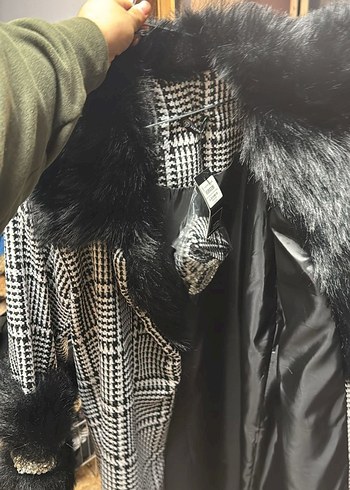 Kürk ve Taş Detaylı Siyah Ekose Uzun Kaban - Görsel 4