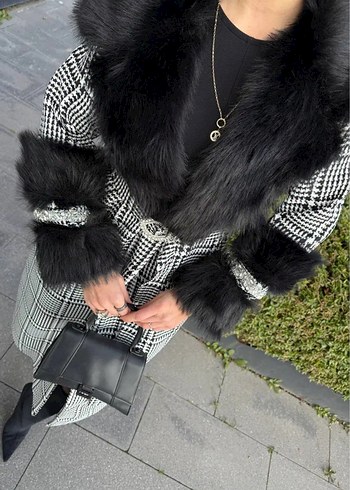 Kürk ve Taş Detaylı Siyah Ekose Uzun Kaban - Görsel 2