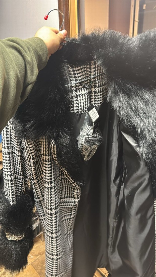Kürk ve Taş Detaylı Siyah Ekose Uzun Kaban - Görsel 4