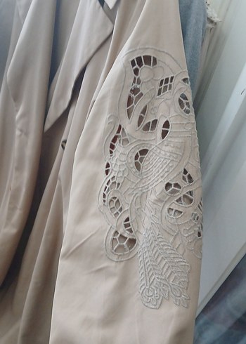 Bej Nakışlı Uzun Kadın Trençkot - Görsel 4