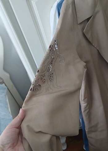 Bej Nakışlı Uzun Kadın Trençkot - Görsel 2