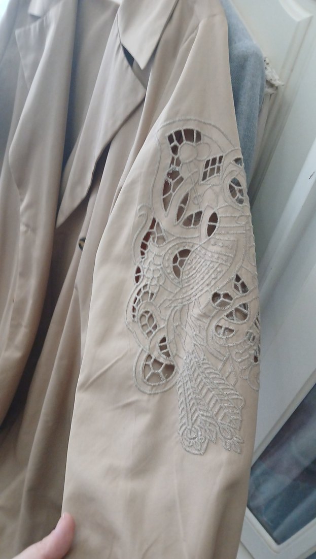 Bej Nakışlı Uzun Kadın Trençkot - Görsel 4