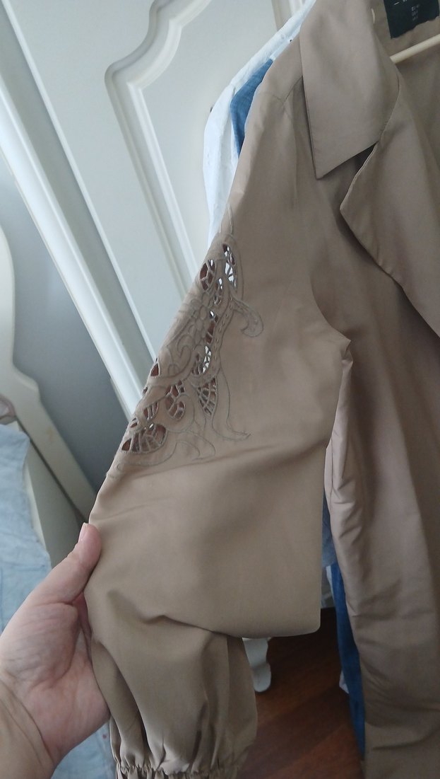 Bej Nakışlı Uzun Kadın Trençkot - Görsel 2