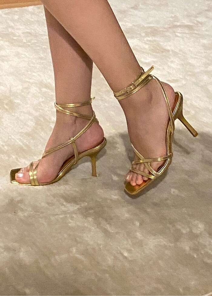 Laminta gold topuklu bantlı sandalet - Görsel 2