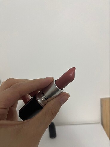 Beden pembe Renk MAC 813 Mocha Satin Ruj