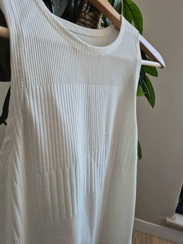 Kadın Beyaz Pilili Kolsuz Bluz - Görsel 3