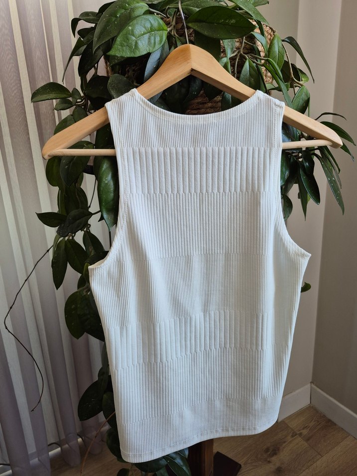 Kadın Beyaz Pilili Kolsuz Bluz - Görsel 2