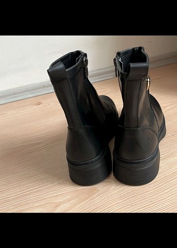 Siyah deri kadın bot
Bir kez giyildi - Görsel 3