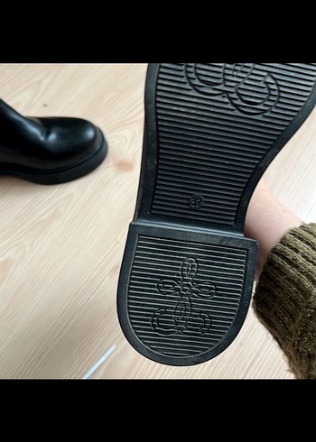 Siyah deri kadın bot
Bir kez giyildi - Görsel 2