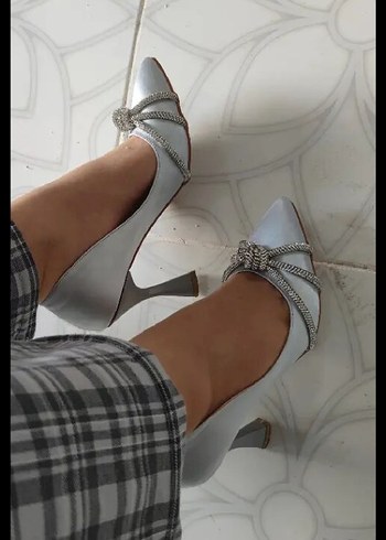 Gümüş Tokalı Beyaz Stiletto Topuklu Kadın Ayakkabı