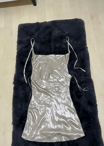 Saten Görünümlü Dökümlü Mini Elbise - Görsel 5