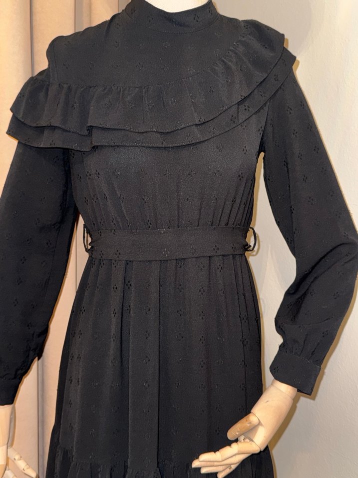 Siyah Fırfırlı Uzun Elbise - Görsel 4