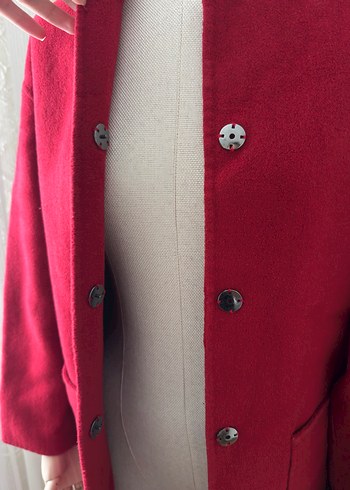 Kırmızı Düğmeli Kaban - Görsel 3