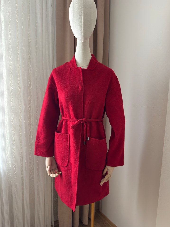 Kırmızı Düğmeli Kaban - Görsel 5