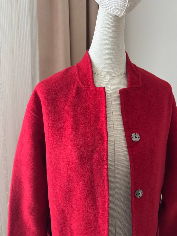 Kırmızı Düğmeli Kaban - Görsel 2
