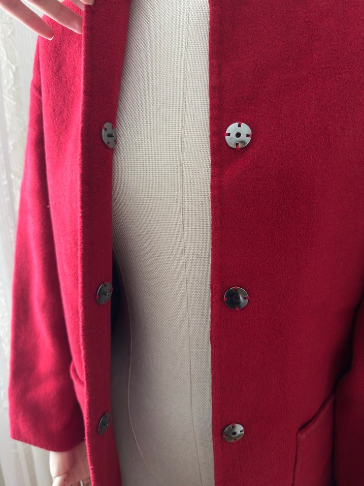 Kırmızı Düğmeli Kaban - Görsel 3