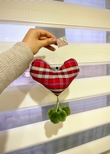 Kırmızı Ekose Kalp Kapı Süsü Yeşil Ponponlu - Görsel 2