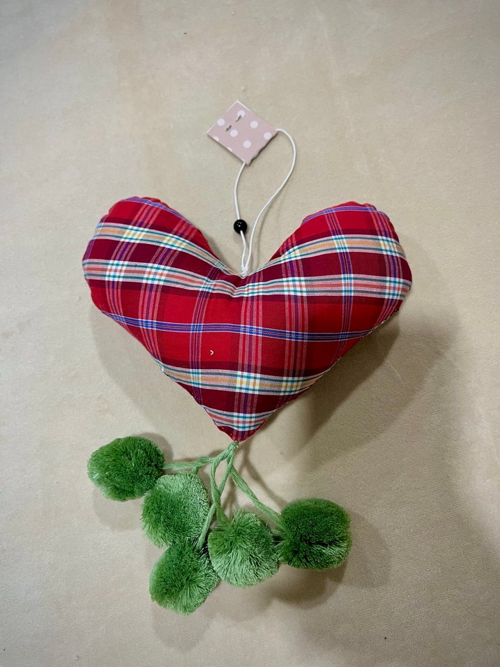 Kırmızı Ekose Kalp Kapı Süsü Yeşil Ponponlu - Görsel 4