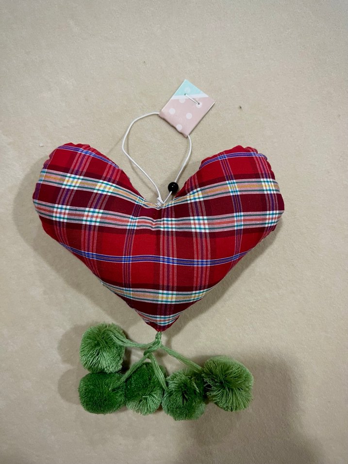 Kırmızı Ekose Kalp Kapı Süsü Yeşil Ponponlu - Görsel 3