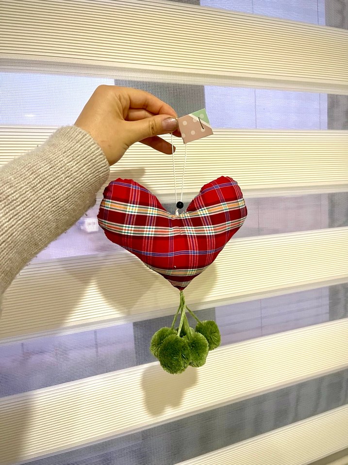 Kırmızı Ekose Kalp Kapı Süsü Yeşil Ponponlu - Görsel 2