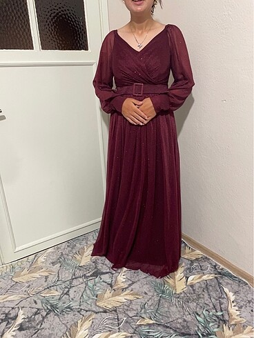 Bordo simli kemer detaylı abiye