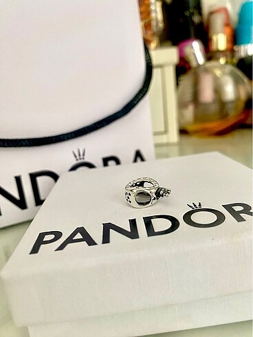 Beden Pandora Logo Charm
