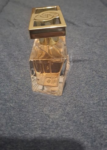 Kadın Parfümü Altın Kapaklı Şişe - Görsel 5