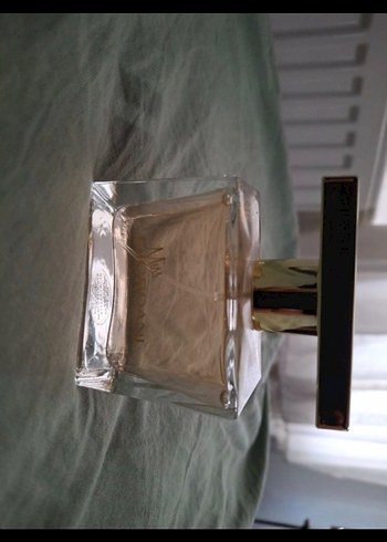 Kadın Parfümü Altın Kapaklı Şişe - Görsel 2