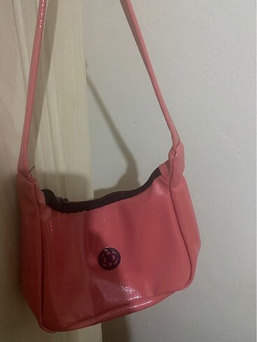 Pembe kol çantası
