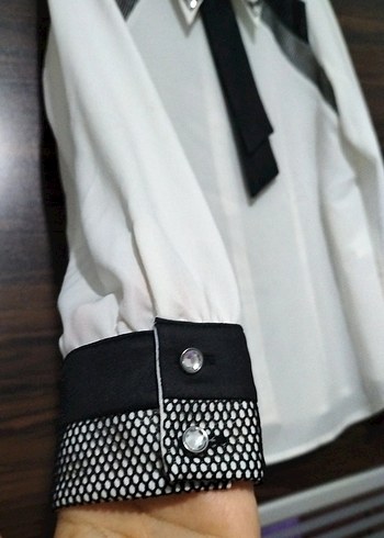 Beyaz Siyah Kurdeleli Uzun Kollu Gömlek - Görsel 3