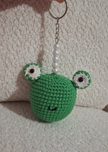 AMİGURUMİ KURBAĞA ANAHTARLIK İNCİ DETAYLI - Görsel 2