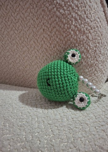 AMİGURUMİ KURBAĞA ANAHTARLIK İNCİ DETAYLI - Görsel 4