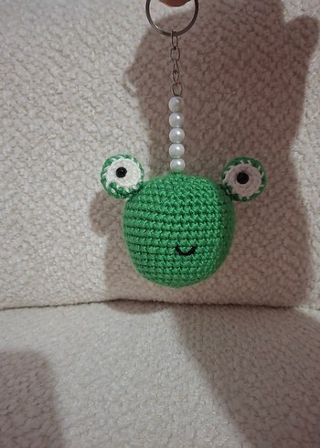 AMİGURUMİ KURBAĞA ANAHTARLIK İNCİ DETAYLI - Görsel 3