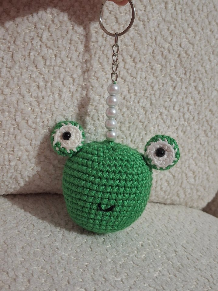 AMİGURUMİ KURBAĞA ANAHTARLIK İNCİ DETAYLI - Görsel 2
