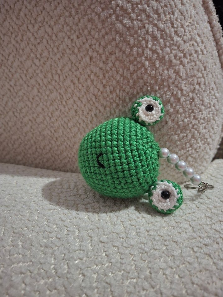AMİGURUMİ KURBAĞA ANAHTARLIK İNCİ DETAYLI - Görsel 4