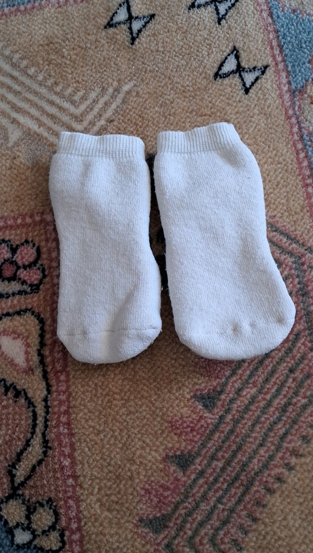 Gri ve Beyaz Kaymaz Çoraplar - Görsel 2