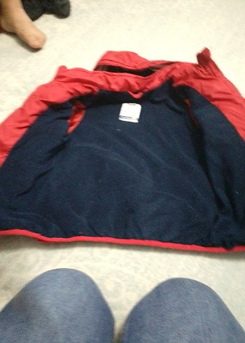 Erkek Çocuk Kırmızı Kapüşonlu Mont - Görsel 4