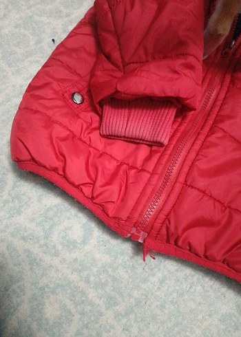 Erkek Çocuk Kırmızı Kapüşonlu Mont - Görsel 3