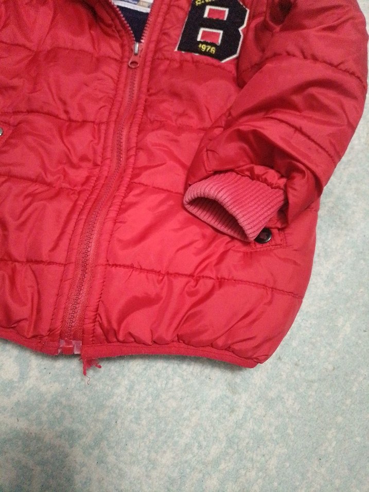 Erkek Çocuk Kırmızı Kapüşonlu Mont - Görsel 2