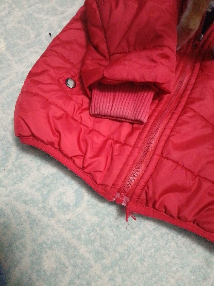 Erkek Çocuk Kırmızı Kapüşonlu Mont - Görsel 3