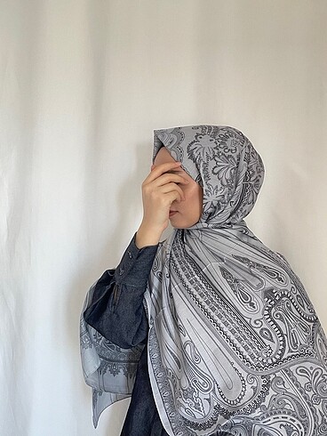 Özel baskı desen şalar ile tarzını tamamla