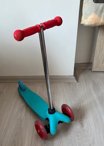 Çocuklar için renkli kırmızı scooter