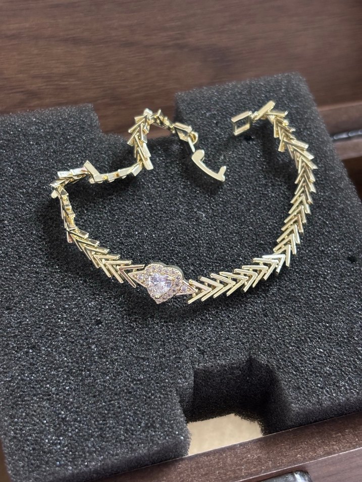 Zincir Detaylı Altın Renkli Yılan Desenli Bileklik - Görsel 2