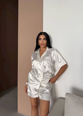 m Beden Victoria's Secret Beyaz Kısa Kollu Saten Şortlu Pijama Takımı