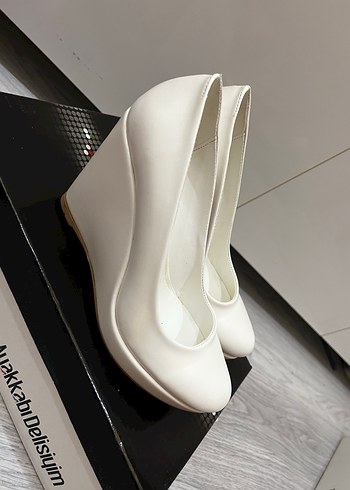 Beyaz dolgu topuklu ayakkabı - Görsel 4
